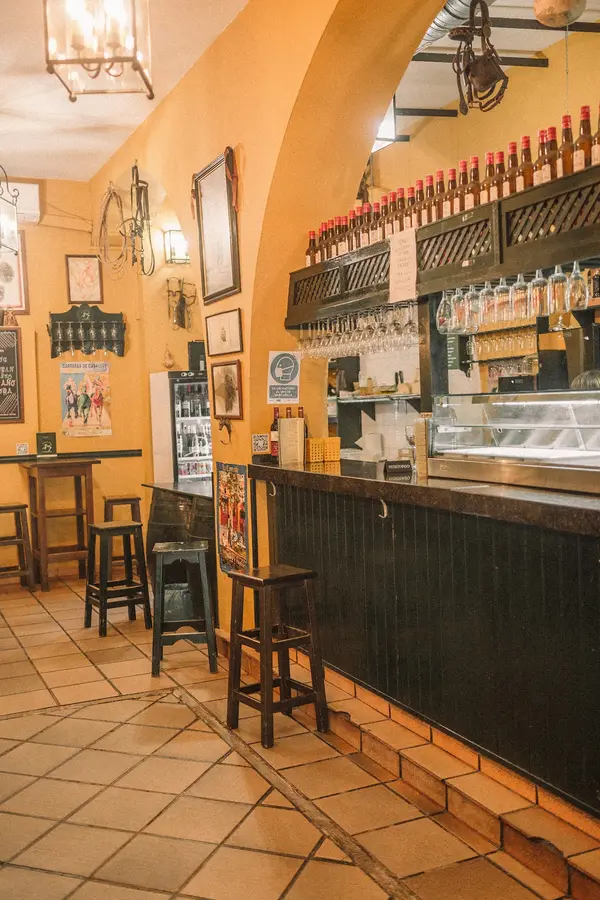 El arco del comedor, con las paredes amarillas